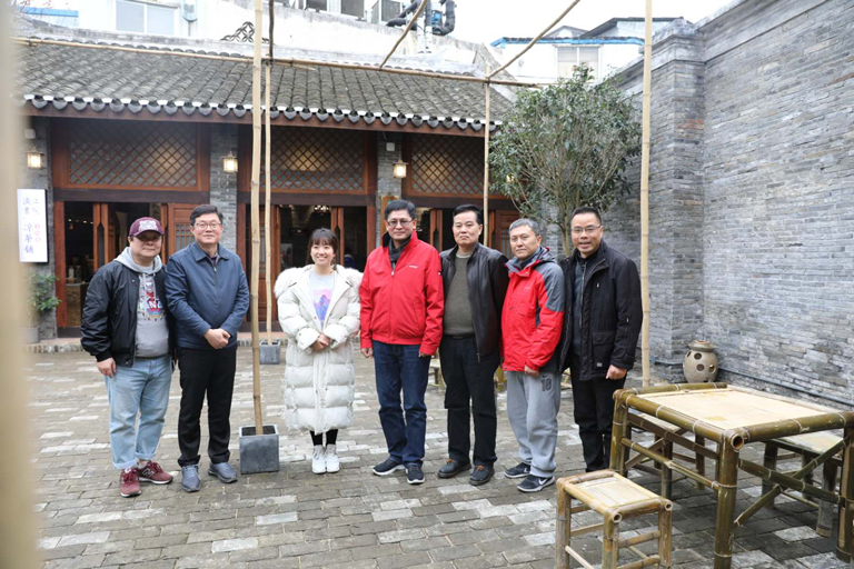 1606371917149312.jpg 刘迪才与集团领导在书院.jpg